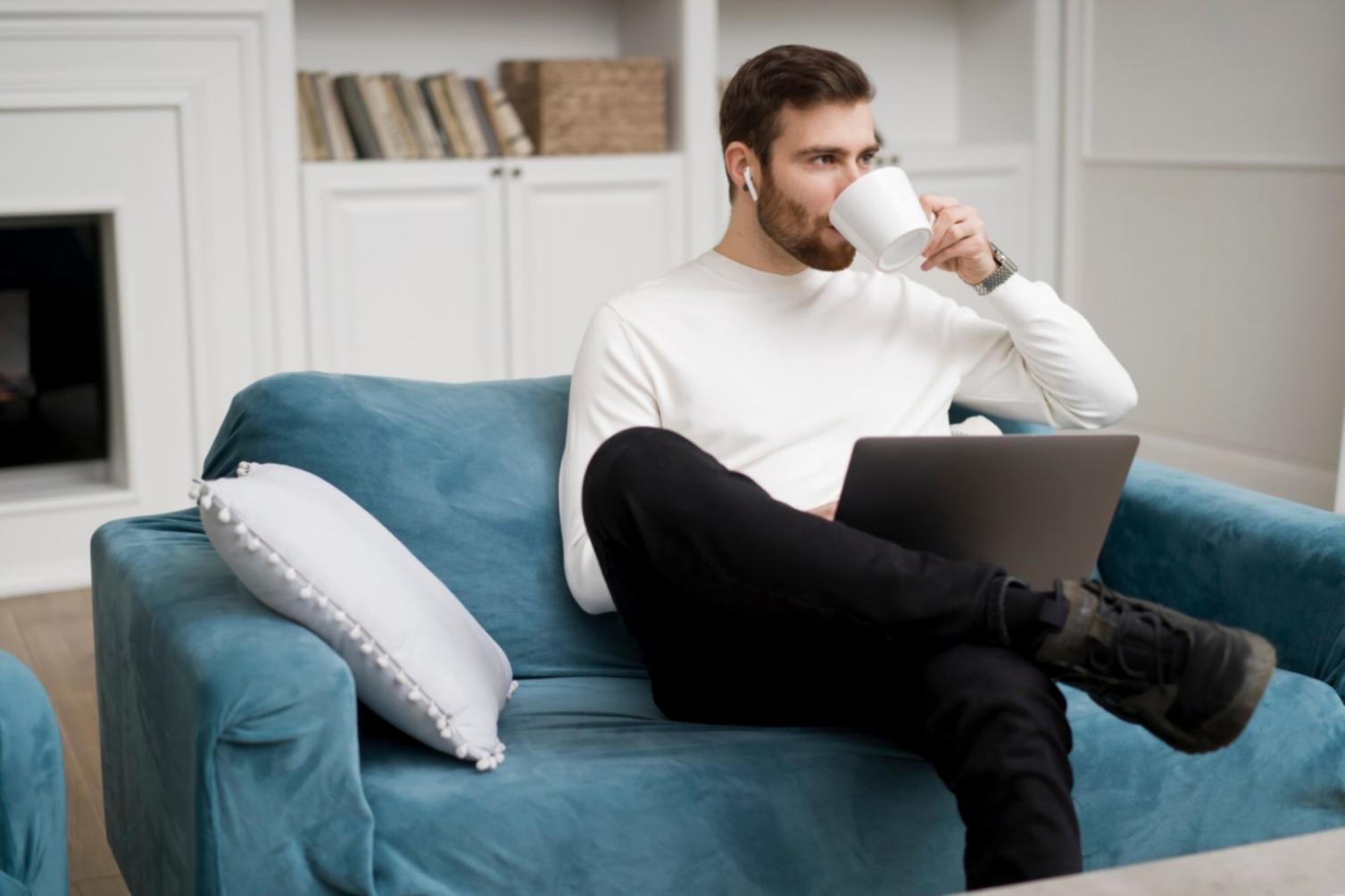 Documentos de planificación financiera y análisis patrimonial organizados en escritorio