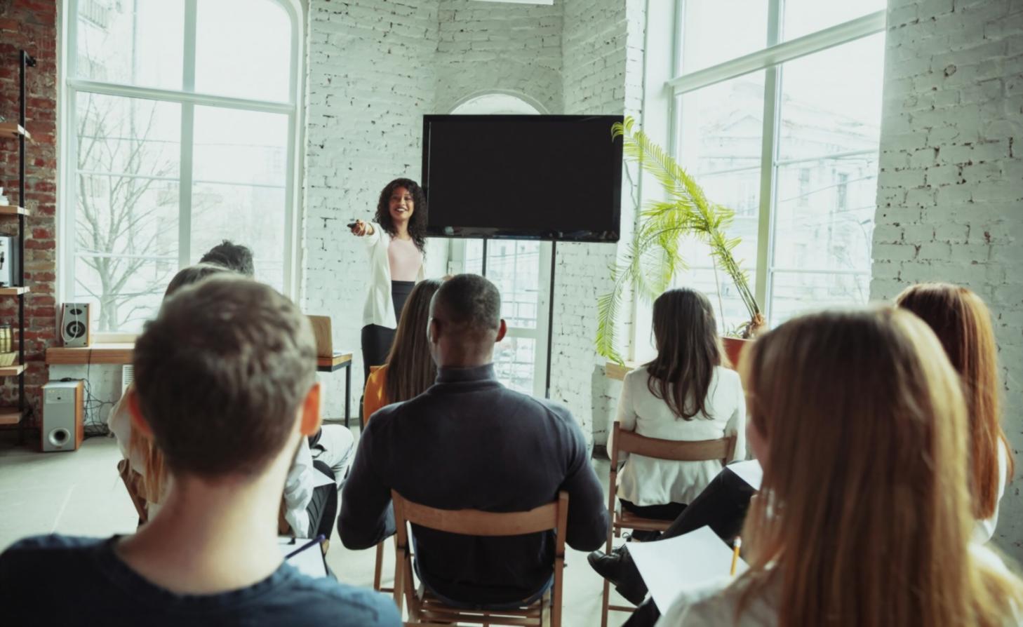 Análisis financiero profesional con gráficos y documentos sobre mesa de trabajo